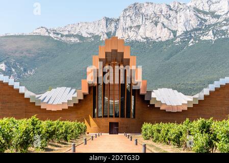 LaGuardia, Spanien - 6. August 2020: Ysios Weingut in Alava, Baskenland. Das futuristische Gebäude wurde vom berühmten Architekten Santiago Calatrava entworfen Stockfoto