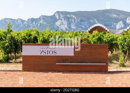 LaGuardia, Spanien - 6. August 2020: Ysios Weingut in Alava, Baskenland. Das futuristische Gebäude wurde vom berühmten Architekten Santiago Calatrava entworfen Stockfoto