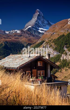 Matterhorn, Schweizer Alpen. Landschaftsbild der Schweizer Alpen mit dem Matterhorn bei schönem Herbstaufgang. Stockfoto