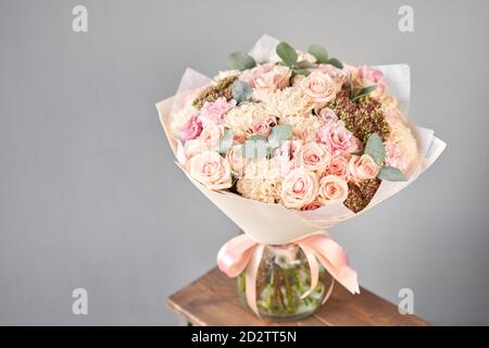 Schöner Frühlingsstrauß auf Holztisch. Arrangement mit verschiedenen Blumen. Das Konzept eines Blumenladens. Eine Gruppe von Fotos für eine Website oder einen Katalog Stockfoto