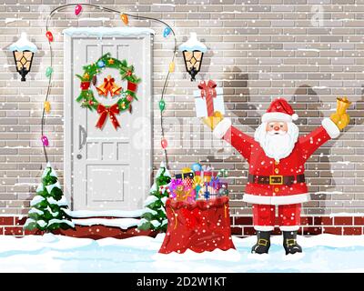 Weihnachtliche Türdekoration. Geschenk in der Hand des weihnachtsmannes. Eingang zum Vorstadthaus mit Kranz, Girlande Lichter dekoriert. Weihnachtsgrüße. Neujahr und Weihnachtsfeier. Flache Vektorgrafik Stock Vektor