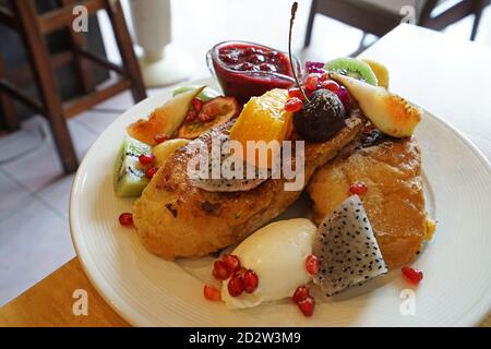 Nahaufnahme fruchtiger und gemischter französischer Beerentoast Stockfoto