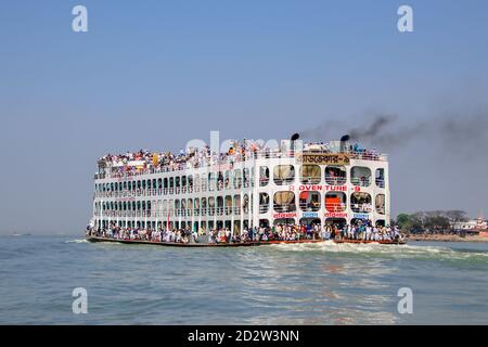 Meghna River, Bangladesh : Adventure-9, sehr bekannte Passagierfähre von Bangladesh Stockfoto