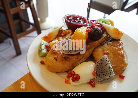 Nahaufnahme fruchtiger und gemischter französischer Beerentoast Stockfoto