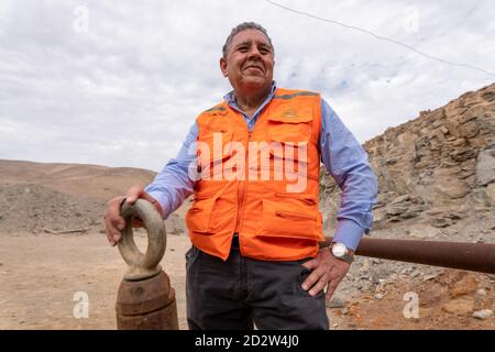 San Jose, Chile. Oktober 2020. Luis Urzua, einer der vor zehn Jahren geretteten Bergleute, steht an der Stelle, an der der erste Kontakt zwischen den in der Mine San José vergrabenen Bergleuten und den Rettungskräften stattfand. Die ganze Welt war in einem Fieber der Aufregung, als die 33 vergrabenen Bergleute aus der Mine in der Atacama-Wüste in einer spektakulären Rettungsaktion an die Oberfläche gebracht wurden. Über eine Milliarde Menschen verfolgten das "Wunder Chiles" live im Fernsehen. (To dpa 'zehn Jahre nach der Rettung: Chilenische Freunde fühlen sich vergessen') Quelle: Alex F. Catrin/dpa/Alamy Live News Stockfoto