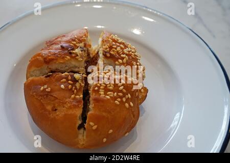 Nahaufnahme Sheng Jian Bao, gebratenes Schweinebun auf weißem Teller Stockfoto