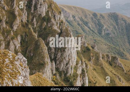 Blick auf felsige Berge in Vlasic, Bosnien an einem düsteren Tag Stockfoto