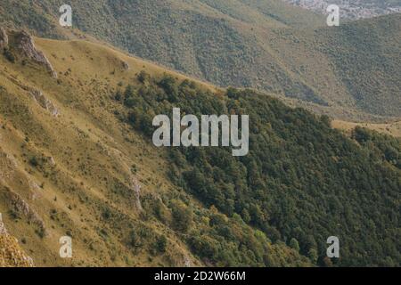 Blick auf felsige Berge in Vlasic, Bosnien an einem düsteren Tag Stockfoto