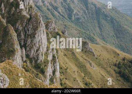 Blick auf felsige Berge in Vlasic, Bosnien an einem düsteren Tag Stockfoto