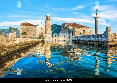 Morgendämmerung über unserer Lieben Frau von den Felsen Kirche in Perast Stockfoto