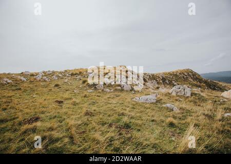 Blick auf felsige Berge in Vlasic, Bosnien an einem düsteren Tag Stockfoto