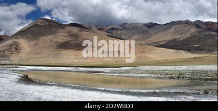 Salzsee unter den Bergen im Tal der Geysire, Panorama, Ladakh, Himalaya, Nordindien Stockfoto