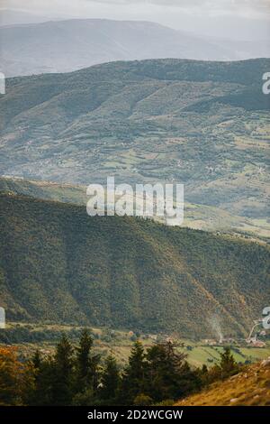 Blick auf felsige Berge in Vlasic, Bosnien an einem düsteren Tag Stockfoto