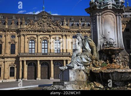 Walther von der Vogelweide Statue, Brunnen, quadratische Frankoniabrunnen Residenceplatz, Würzburger Residenz, Würzburg, Würzburg, Unterfranken, Bava Stockfoto