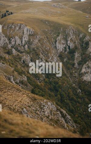 Blick auf felsige Berge in Vlasic, Bosnien an einem düsteren Tag Stockfoto