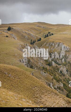 Blick auf felsige Berge in Vlasic, Bosnien an einem düsteren Tag Stockfoto