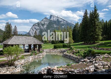 Juni 2, 2019. Banff National Park, Alberta, Kanada. Cambrian Pavillion in den Cascades of Time Gardens. Stockfoto