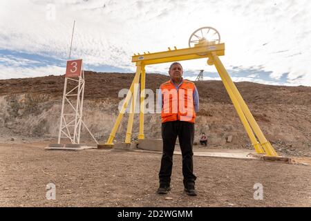 San Jose, Chile. Oktober 2020. Luis Urzua, einer der vor zehn Jahren geretteten Bergleute, besucht den Ort, an dem die Rettung der Bergleute aus der Mine San José stattfand. Die ganze Welt war begeistert, als die 33 vergrabenen Bergleute aus der Mine in der Atacama-Wüste in einer spektakulären Rettungsaktion an die Oberfläche gebracht wurden. Über eine Milliarde Menschen verfolgten das "Wunder Chiles" live im Fernsehen. (To dpa 'zehn Jahre nach der Rettung: Chilenische Freunde fühlen sich vergessen') Quelle: Alex F. Catrin/dpa/Alamy Live News Stockfoto