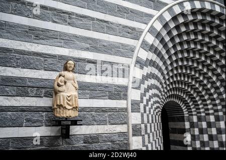 Die Kirche San Giovanni Battista befindet sich im Herzen von Mogno (ein Bruchteil von Fusio). Erbaut zwischen 1992 und 1996, wurde es von Mario Botta und ri entworfen Stockfoto