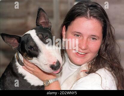 Lisa O'Brien ist heute Abend (Mittwoch) wieder mit ihrem englischen Bullen Terrier Lucy vereint, nachdem der Hund seit Freitag auf der Bexleyheath Polizeistation festgehalten wurde. Das Tier wurde unter dem Dangerous Dogs Act beschlagnahmt, nachdem es eine Katze namens Fluffy in der Nähe ihres Bexleyheath, Kent, Heim, verfolgt und getötet hatte. SIEHE PA GESCHICHTE TIERE HUND. Stockfoto