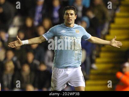 Manchester City Aleksandar Kolarov feiert nach seinem zweiten Tor Stockfoto