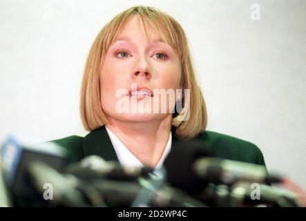 Lisa Leeson, die Frau des ehemaligen Barings-Händlers Nick Leeson, sprach heute Nachmittag (Dienstag) auf einer Londoner Pressekonferenz mit dem Anwalt ihres Mannes, Stephen Pollard. Während der Konferenz schlug Herr Pollard vor, dass die Stadt ihren Einfluss ausnutzt, um zu verhindern, dass der Händler in London wegen des 860-Millionen-Kollaps der Barings-Bank vor Gericht gestellt wird. Stockfoto