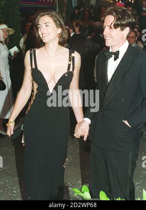 28.12.94. Bibliotheksdatei 258767-1a vom 11.5.94. Hugh Grant kommt mit der Schauspielerin Elizabeth Hurley zur Charity-Premiere von Four Weddings and a Funeral am Odeon, Leicester Square. PA Nachrichten, Mike Stephens/in. Stockfoto