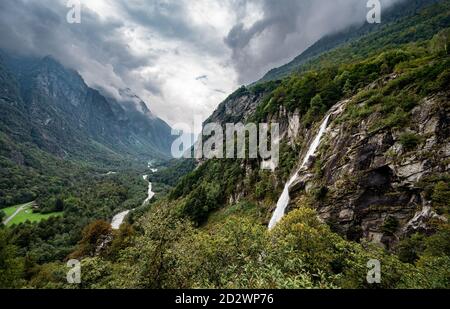 Foroglio Cascata im Maggiatal in der Nähe des Weilers Tessin, Schweiz Stockfoto