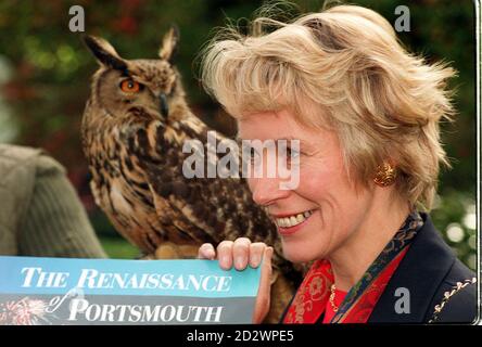 National Heritage Secretary Virginia Bottomleywith Max, an Eagle Owl, at London Zoo today (Monday), to announce the 2.2m Grant, which has been avooried by the Millennium Commission to the Zoological Society of Londno for a Conservation Education Centre at London Zoo. Der Zuschuss ist Teil von 109 Millionen, die die Kommission an 54 Projekte im ganzen Land vergibt. Die Renaissance von Portsmouth Harbour, mit einem Zuschuss von bis zu 40 Millionen für eine 86 Millionen Hafenentwicklung wurde ebenfalls angekündigt. Stockfoto