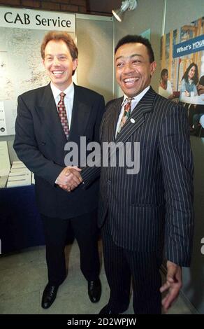 Gewerkschaftsführer Tony Blair (links) und der Parlamentsabgeordnete Paul Boateng feiern Eine neue Initiative der Labour-Partei, um der Rechtshilfe zu leisten Arm und unterprivilegiert durch die Bürgerberatung Bureaus netwok Stockfoto