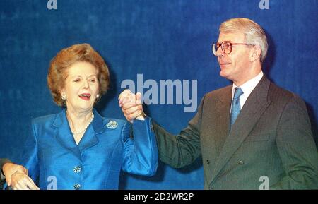 Premierminister John Major hilft Baroness Thatcher auf die Beine, als sie heute Morgen auf der Konferenz der Konservativen Partei Standing Ovations erhält. Stockfoto