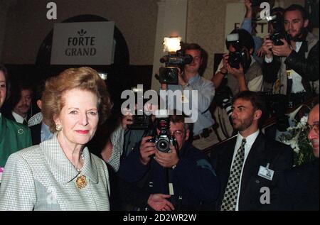 Ehemalige Premierministerin Baroness Thatcher bei der Ankunft im Imperial Hotel, Blackpool. Baroness Thatcher wird später an der Wirtschaftsdebatte auf der Parteikonferenz der Konservativen teilnehmen. Stockfoto