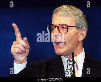 Premierminister John Major macht während seiner Rede zum Ende der Konferenz in Blackpool einen Punkt. Stockfoto