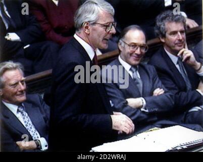 Premierminister John Major hat heute (Dienstag) in der ersten Fragestunde der neuen Parlamentssitzung darauf hingewiesen. Unterstützt wird er auf der konservativen Front Bench von dem stellvertretenden Premierminister Michael Heseltine (links), William Waldegrave (rechts) und Innenminister Michael Howard, der an der jüngsten umstrittenen Plünderung des Gefängnischefs Derek Lewis beteiligt war. Stockfoto