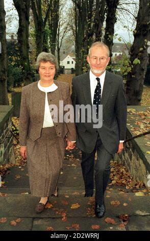 John und Joyce Hargreaves, die Eltern der Bergsteigerin Alison Hargreaves, die diesen Sommer am K2 getötet wurde, kommen zur heutigen (Montag-)Gedenkfeier in ihrem Heimatdorf Belper, Derbyshire, in die St. Peter's Church. Siehe PA Story FUNERAL Hargreaves. Foto von Doug Marke. Stockfoto