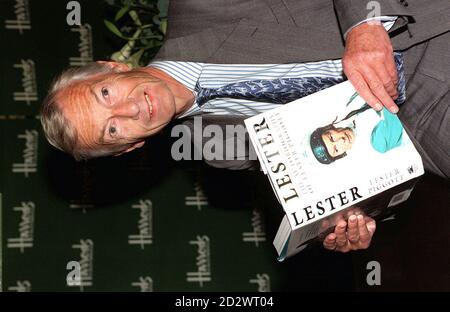 Der ehemalige Champion Racing Jockey und ehemalige Gast Ihrer Majestät, Lester Piggott, beim Start seiner neuesten Autobiographie mit dem Titel „Lester“ in Harrods. Lester Piggott wurde am 5. November 1935 geboren. Stockfoto