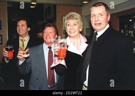 TV-Moderatorin Melvyn Bragg (links) mit den Coronation Street-Stars Johnny Briggs und Liz Dawn und Tony Warren (rechts), der die lange laufende Seife kreierte, heute (Freitag) in London. "Coronation Street" ist die neueste Kulturikone, die von der preisgekrönten 'South Bank Show' in einer einstündigen Dokumentation, die von Melvyn Bragg präsentiert wird, die am Sonntag, den 5. November 1995 auf der LWT übertragen wird, Aufmerksamkeit erhält. Stockfoto