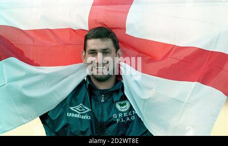 England Kapitän Tony Adams trägt die englische Flagge während einer Trainingseinheit in Bisham Abbey. England spielt die Schweiz in einem freundlichem Spiel in Wembley tomorow. Stockfoto