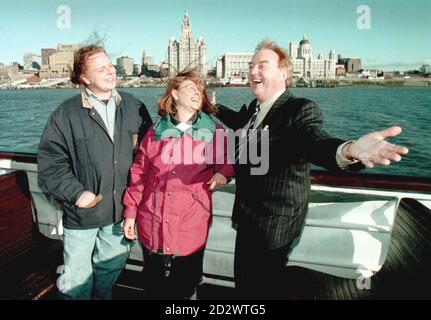 Rockstar Gerry Marsden aus den Sechzigern, dessen Song 'Ferry across the Mersey' heute (Freitag) Liverpools Studenten Jake Ryan und Paula Coppel am Institute for the Performing Arts an der berühmten Merseyside Waterfront vorstellt. Ryan und Paula, zwei der ersten Schüler von Paul McCartneys Fame-Schule, wurden heute traditionell in Liverpool willkommen geheißen, indem sie die berühmte Fähre nahmen. Stockfoto