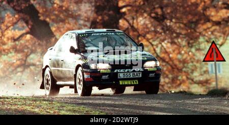 COLIN MCRAE TREIBT SEINEN 555 SUBARU HEUTE (SONNTAG) DURCH DIE HERBSTSONNE DER CHATSWORTH HOUSE STAGE DER NETZWERK Q/RAC RALLYE. Stockfoto