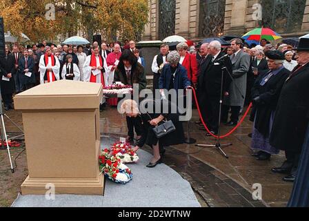 Verwandte des Opfers der Bombenanschläge in Birmingham Pub legen Kränze an ihrem Denkmal, das heute (Dienstag) auf dem Gelände der St. Peter's Cathedral in Birmingham zum 21. Jahrestag des Angriffs enthüllt wurde. Siehe PA Story MEMORIAL Birmingham. Stockfoto