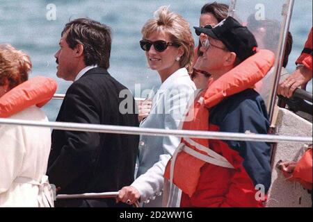 Die Prinzessin von Wales, zusammen mit Gästen, wird auf einem Katamaran auf dem Weg zur Walbeobachtung vor der Küste von Puerto Piramide, Argentinien gesehen. Die Prinzessin beobachtete ein riesiges südliches Right Whale Gambol mit seinen Jungen weniger als zwei Meter von ihrem Katamaran entfernt. Die Wale sind zu dieser Jahreszeit eine Touristenattraktion, da sie sich im Südatlantik vor der Küste Patagoniens paaren und spielen. Stockfoto