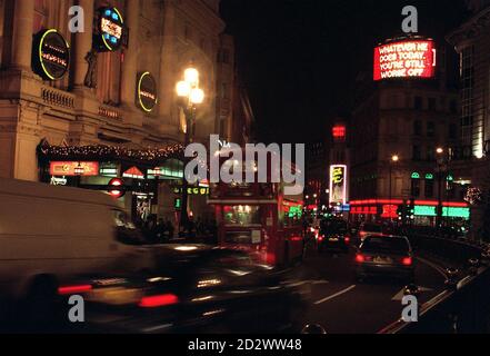 Ein Labour-Slogan flackert heute Abend (Dienstag) über Piccadilly Circus auf, nachdem Bundeskanzler Kenneth Clarke in der Unterhaushaushaltserklärung eine Erklärung abgegeben hatte. Labor mietete Platz auf der elektronischen Plakatwand für den Tag in einem frechen Publicity-Coup von der Partei neue Werbeagentur BMP International erdacht. Stockfoto