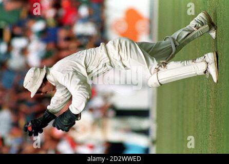 England Wicket-Keeper Jack Russell appelliert für einen Fang während der 2. Test gegen Südafrika heute (Samstag). Russell erreichte den Weltrekord für Fänge, die in einem Spiel aufgenommen wurden (zehn). Stockfoto