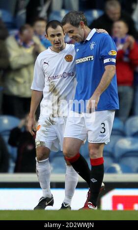 Rangers David Weir mit Motherwell's Francis Jeffers während der Clydesdale Bank Scottish Premier League Spiel im Ibrox Stadium, Glasgow. Stockfoto