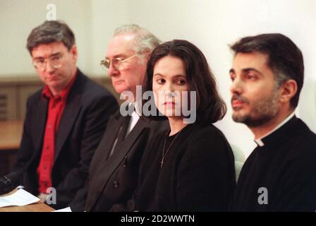 (l/r) Andrew Graham, amtierender Schulleiter der St. George's Roman Catholic School, Peter Clare, Vorsitzender des Gouverneursrates der Schule, Joanna Scott, stellvertretende Vorsitzende des Govenors, Und Pater Charis Piccolomini, Pfarrer und Schulgovenor, während der heutigen (Sonntag) Pressekonferenz in London, nach dem Messer von Schulleiter Philip Lawrence. Stockfoto