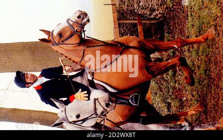 Prinz Charles Jagd mit dem Herzog von Beaufort Hounds in der Nähe seines 'Highgrove House' Haus in Tetbury in Gloucestershire heute (Montag). Früher am Tag war seine Freundin Camilla Parker Bowles mit der Jagd unterwegs. Stockfoto