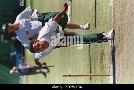 Der südafrikanische Bowler Paul Adams praktiziert heute (Montag) in den Netzen von Port Elizabeth vor dem Beginn des 4. Tests gegen England, der morgen beginnt. Stockfoto