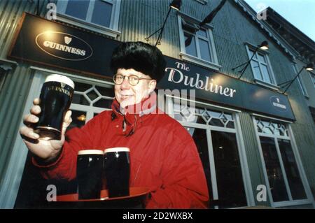 Besitzer Bjarni Omar bereitet sich darauf vor, durstigen Isländern noch mehr Pint Guinness zu servieren, da die Weihnachtsstimmung der Insel in diesem Jahr einen typisch irischen Geschmack annimmt, wobei die Einwohner von Reykjavik in nur zwei Wochen 10,000 Pint des berühmten schwarzen Stout genießen. Seit der Eröffnung ist die Stadt der erste Irish-Stil Pub "The Dubliner". SEHEN SIE SICH DIE PA-GESCHICHTE AN. Stockfoto