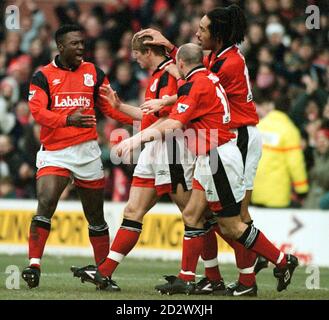 Stuart Pearce von Nottingham Forest (Mitte links) feiert mit Teamkollegen, nachdem er beim Premiership-Spiel gegen Middlesbrough am City Ground vom Strafpunkt aus Punkten konnte. Stockfoto